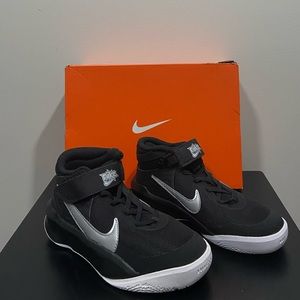 Big Kids Nike Team Hustle D 10 Flyease Basketball Shoes (GS)